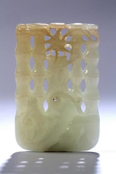 CHINE XXème Siècle

Pendentif en jade céladon...