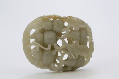 CHINE

Pendentif en jade céladon légèrement...