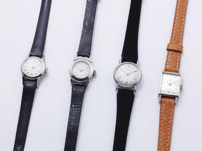 Lot en acier, composé de 4 montres bracelets...