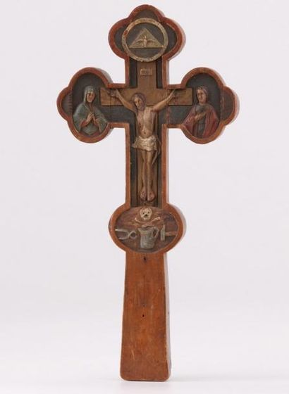 Croix d'autel en bois polychrome, gravée...