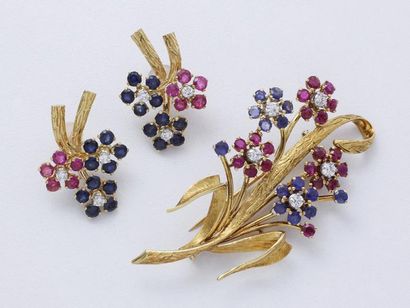 Parure en or 750 millièmes guilloché, composée...