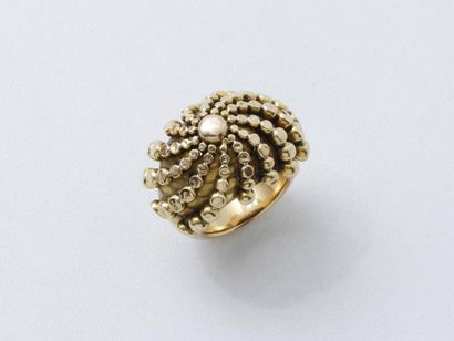 Bague or 750 millièmes composée d'un dôme...