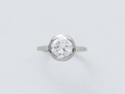 Bague solitaire en or gris 750 et platine...