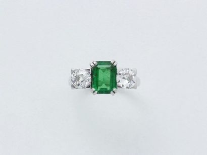 Bague en platine 850 millièmes centrée d'une...