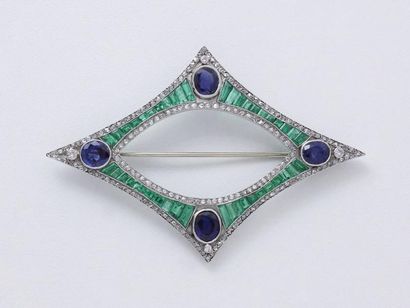 Élégante broche en platine 850 millièmes...