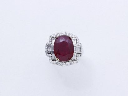 Importante bague festonnée en or gris 750...