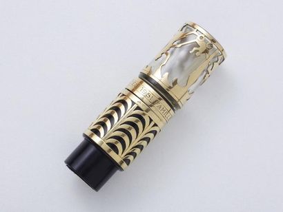 Vaporisateur habillé d'une monture ajourée...