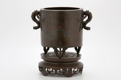 CHINE DU SUD

BRÛLE-PARFUM en bronze et incrustations

Anses...