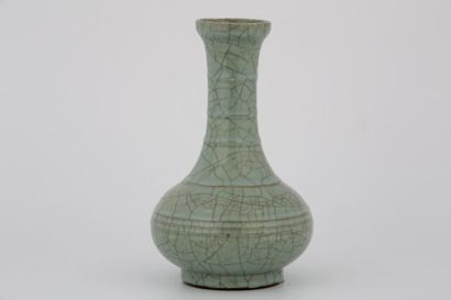 CHINE

VASE balustre en porcelaine et émail...