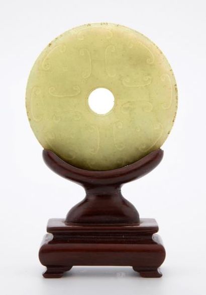 CHINE

DISQUE BI en jade céladon sculpté

Diam....