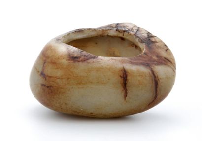 CHINE

GALET en jade veiné formant pot à...