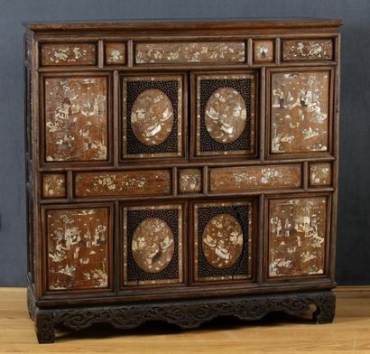 CHINE DU SUD Vers 1900

GRAND MEUBLE CABINET...