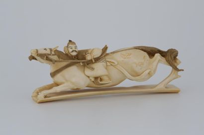 JAPON Vers 1920

OKIMONO en ivoire patiné...