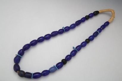 IGBO NIGERIA - Collier remonté de 33 olives...