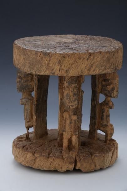 DOGON MALI - Tabouret en bois raviné décoré...