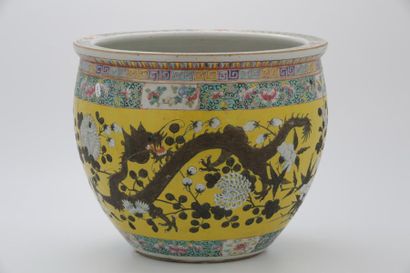 CHINE Vers 1900

BASSIN À POISSONS en porcelaine...