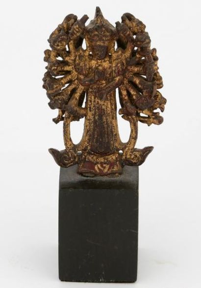 ANCIEN SUJET en bronze laqué et doré représentant...