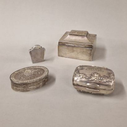 3 BOITES Circa 1900 en argent ou montées...