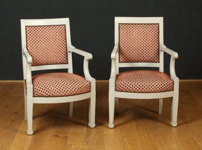 PAIRE DE FAUTEUILS A DOSSIER RECTANGULAIRE...