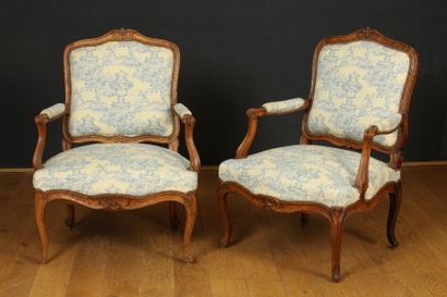 PAIRE DE FAUTEUILS à dossier plat mouvementé...
