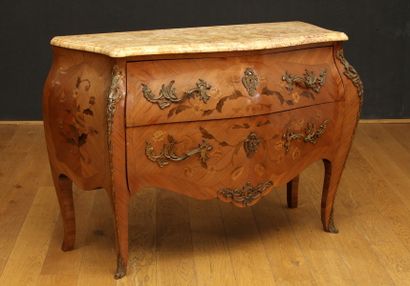 COMMODE A FACADE ET COTES GALBESde Style...