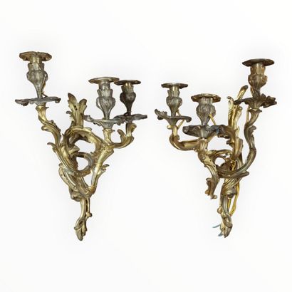 PAIRE D'APPLIQUES à trois bras de lumière...