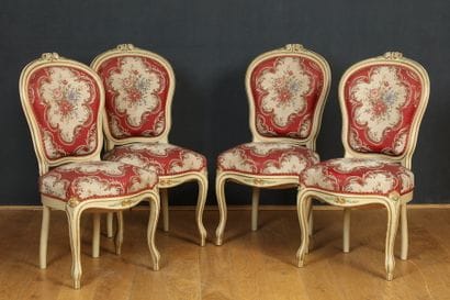 SUITE DE 4 CHAISES à dossier cabriolet violonné...
