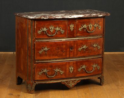 PETITE COMMODE A FACADE GALBEE ET MONTANTS...