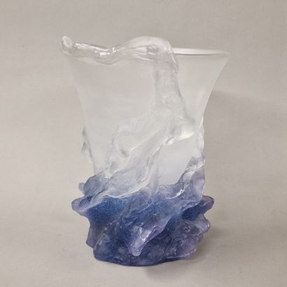 DAUM FRANCE - VASE en pâte de verre blanc...