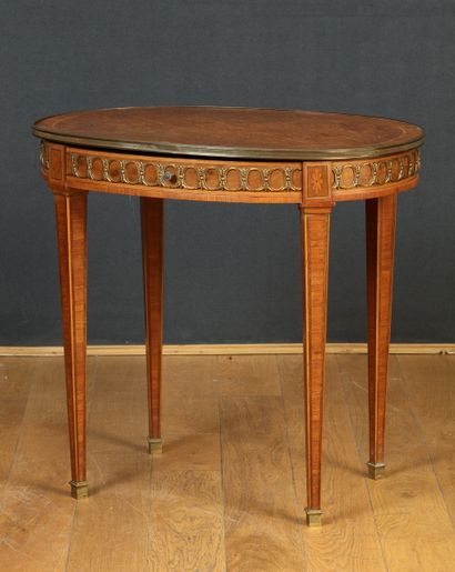TABLE DE MILIEU OVALE de Style Louis XVI,...