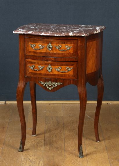 PETITE COMMODE D'ENTRE-DEUX à façade et côté...