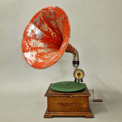 PETIT PHONOGRAPHE A PAVILLON Circa 1900 en...