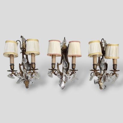 SUITE DE TROIS APPLIQUES A DEUX LUMIERES...