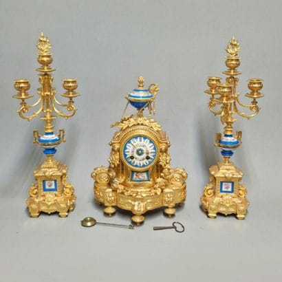 GARNITURE DE CHEMINEE de Style Louis XVI...