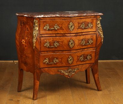 COMMODE SAUTEUSE de Style Louis XV, Epoque...