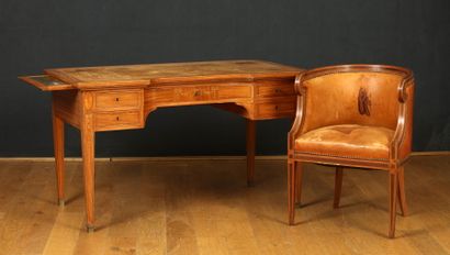 BUREAU PLAT A FACADE INCURVEE ET SON FAUTEUIL...