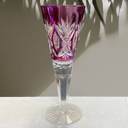 VASE EN FORME DE VERRE A BUVANT CONIQUE -...