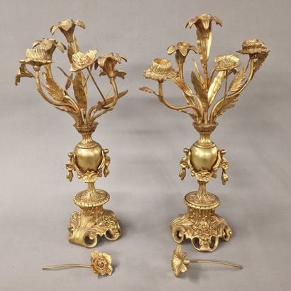 PAIRE DE CANDELABRES A TROIS LUMIERES de...