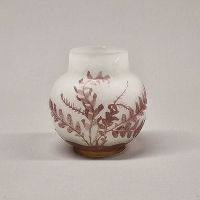 ETS GALLE - PETIT VASE BOULE 
en verre multicouche...