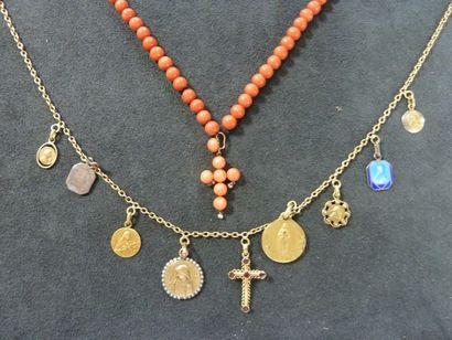 LOT DE PETITS BIJOUX Début XXème Siècle comprenant...