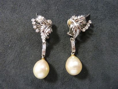 PAIRE DE CLIPS D'OREILLE Circa 1950/ 1960...