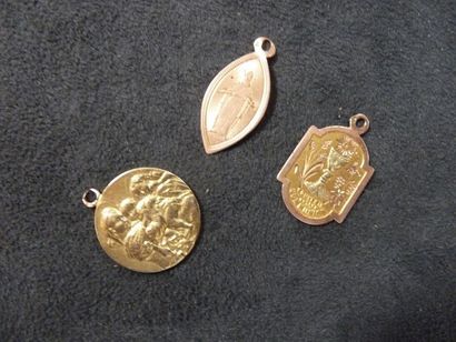LOT DE 3 MEDAILLES RELIGIEUSES en or jaune...