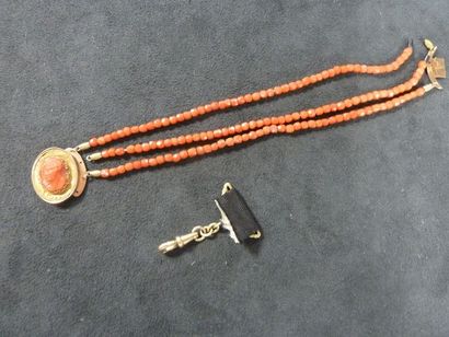 BRACELET à trois rangs de perles de corail...