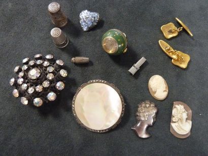 LOT DE PETITS BIJOUX FANTAISIE

comprenant...