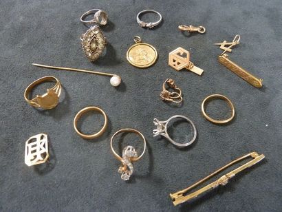 LOT DE PETITS BIJOUX en or jaune ou platine

comprenant...