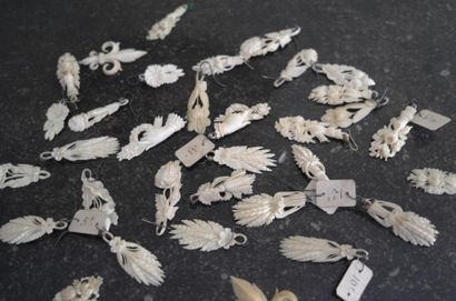 13 PAIRES DE PENDANTS D'OREILLES du Début...