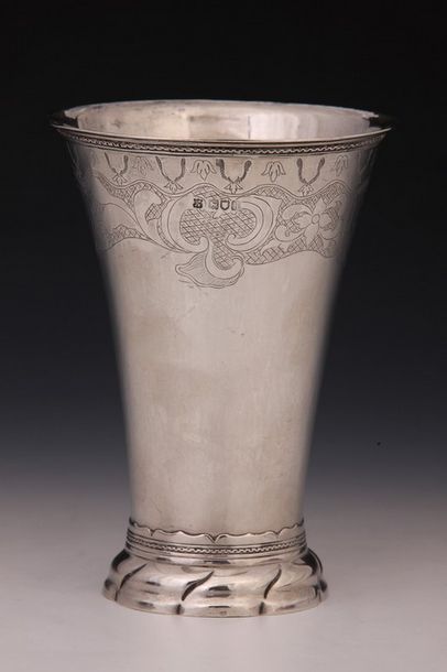 VASE CORNET en argent Angleterre Epoque Edouard...
