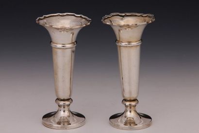 PAIRE DE PETITES BOUQUETIERES DE TABLE en...