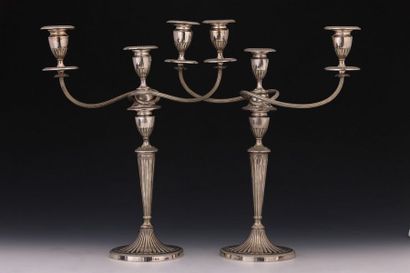 PAIRE DE CANDELABRES à trois lumières transformables...