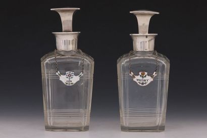 PAIRE DE CARAFES A ALCOOL en cristal taillé...
